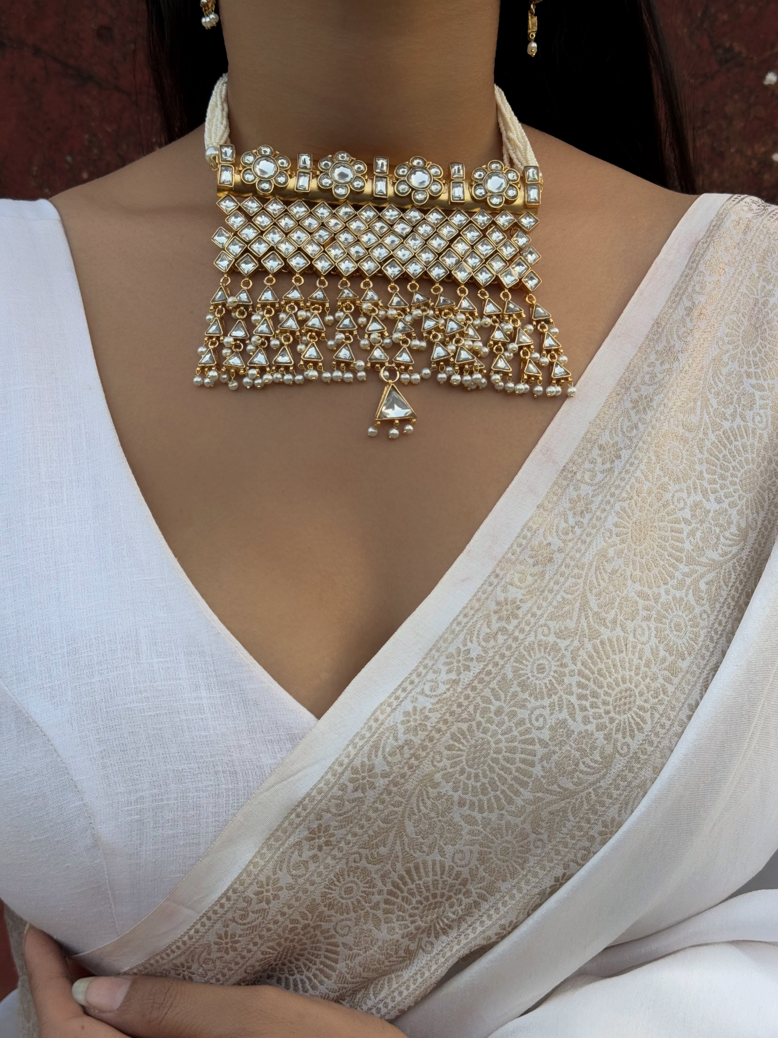 Sunehri Saaz Set: Classic Kundan Choker with White and Gold Detailing