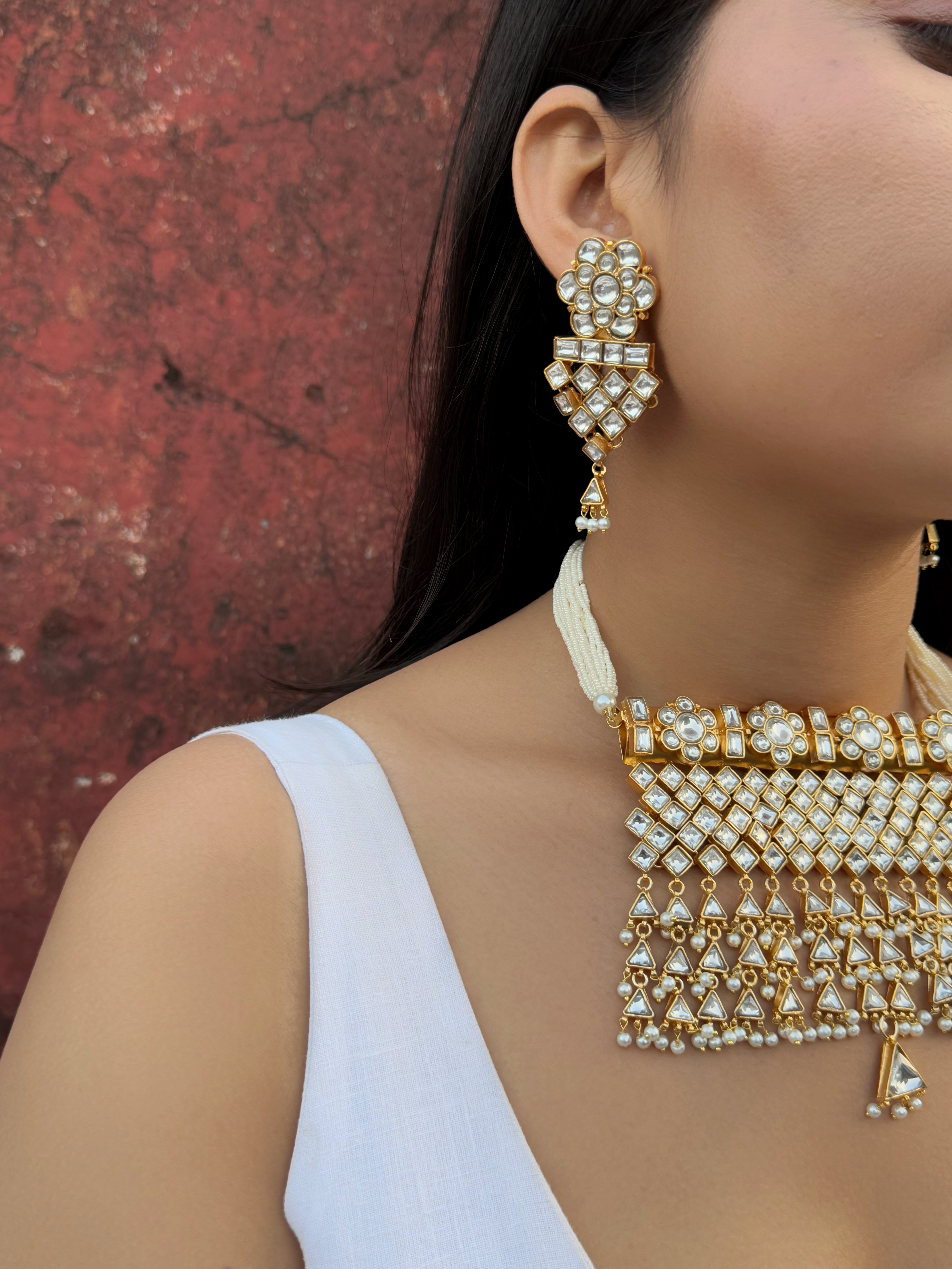 Sunehri Saaz Set: Classic Kundan Choker with White and Gold Detailing