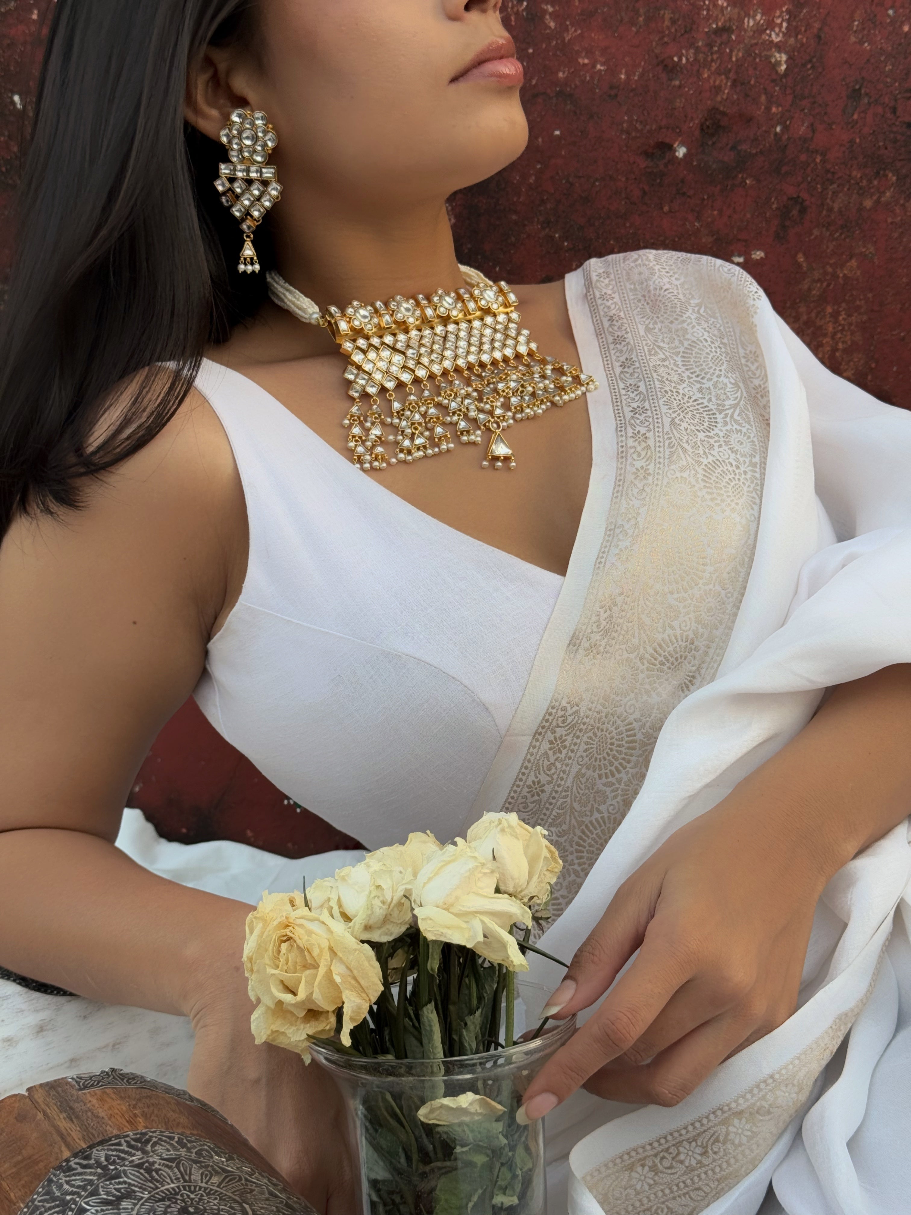 Sunehri Saaz Set: Classic Kundan Choker with White and Gold Detailing